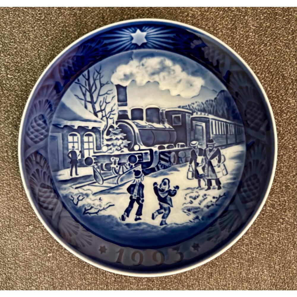 1993 Royal Copenhagen Christmas Plate "Christmas Guests"